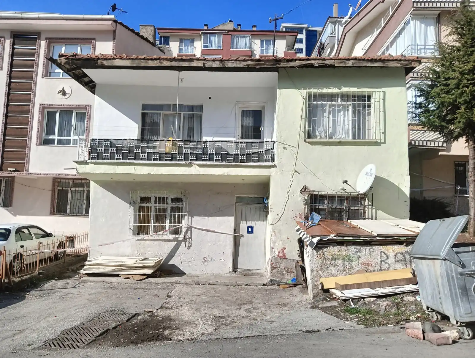 Ankara Mamak Akdere Mahallesi’nde kayalıklardan düşen taşlar nedeniyle iki bina
