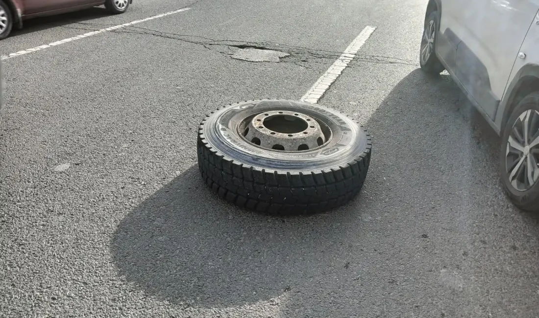 Ankara Keçiören’de seyir halindeki beton mikserinden kopan tekerlek üç araca