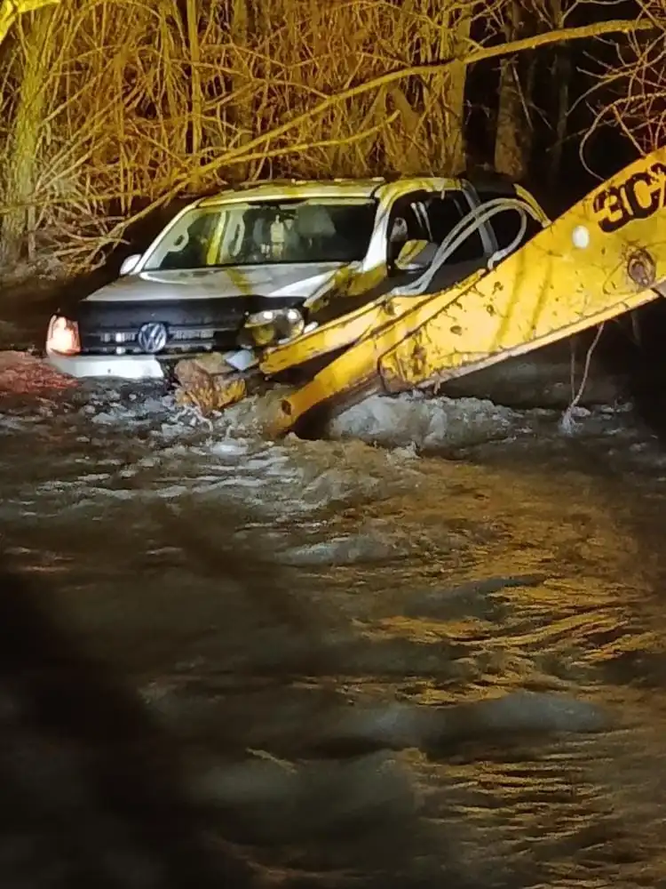 Ankara’nın Çubuk ilçesinde derenin taşmasıyla suya kapılan bir araç yaklaşık