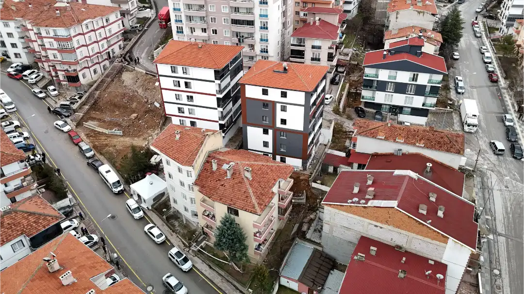 Gölbaşı’nda İstinat Duvarı Çöktü: 5 Apartman Güvenlik Nedeniyle Tahliye Edildi Ankara’nın Gölbaşı ilçesinde gece saatlerinde istinat duvarı çöktü. Olay sonrası