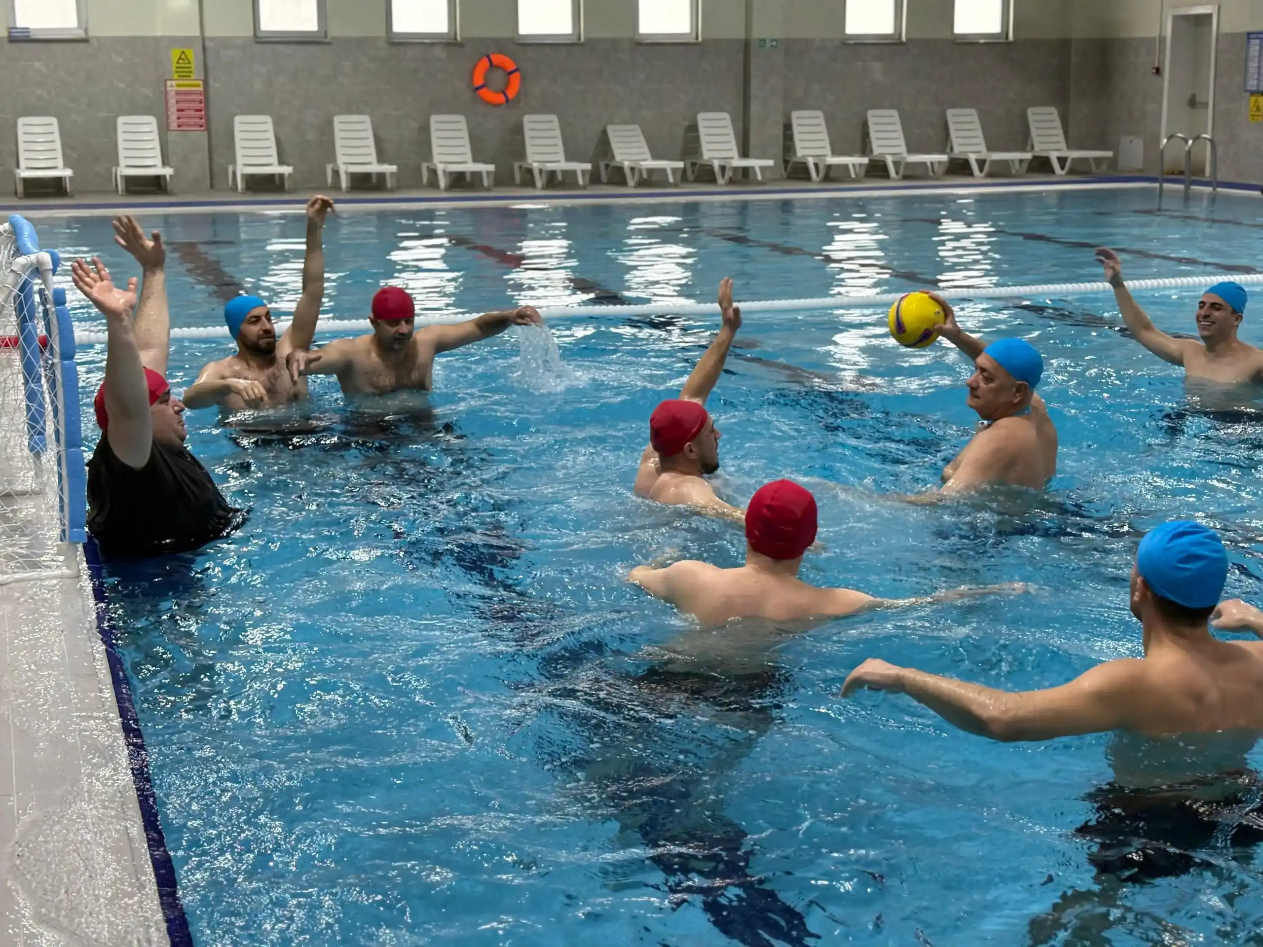 Ankara’nın Sincan ilçesinde belediye öncülüğünde düzenlenen kurumlar arası su topu