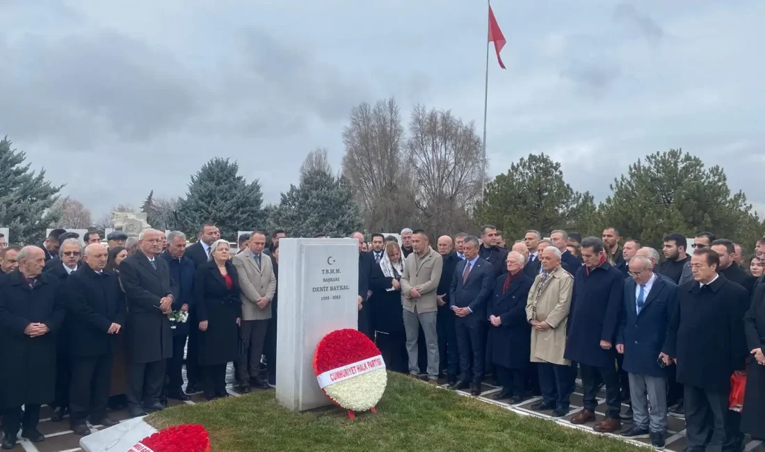Deniz Baykal Vefatının 3. Yılında Ankara’da Mezarı Başında Anıldı CHP’nin eski Genel Başkanı Deniz Baykal, vefatının 3. yılında Ankara’daki