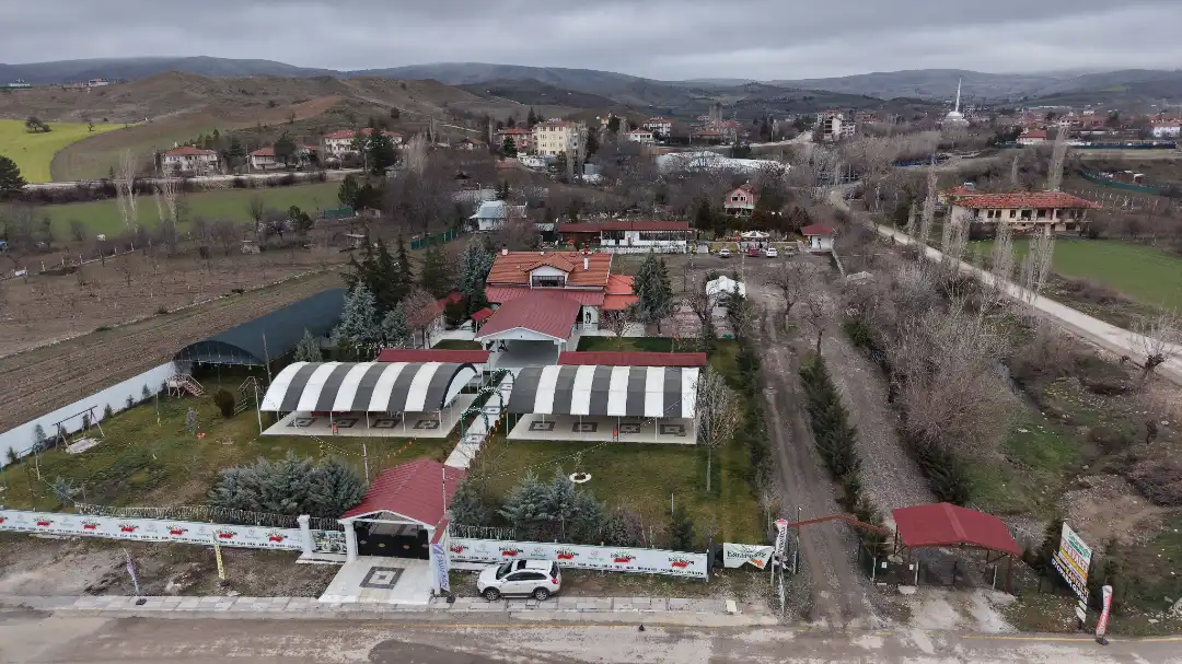 Ankaralı İki Kardeşin Azmi Örnek Oldu: Hobi Bahçesinden Kır Bahçesine Uzanan Başarı HikâyesiAnkara’nın Çubuk ilçesinde yaşayan Kübra Özgüler ve Esra Kavasoğlu, pandemi döneminde yaşadıkları işsizlik sürecini fırsata çevirerek örnek bir girişime imza attı. Üniversite mezunu iki kardeş, babalarına ait hobi bahçesini kahvaltı ve yöresel lezzetlerin sunulduğu kır bahçesi konseptli bir işletmeye dönüştürdü.Pandemi Hayalleri Gerçeğe DönüştürdüÜniversite eğitimlerini tamamladıktan sonra iş bulmakta zorlanan kardeşler, çocukluklarından beri hayalini kurdukları işletme fikrini hayata geçirmeye karar verdi. İlk etapta birkaç masa ile hizmet vermeye başlayan işletme, zamanla artan ilgi sayesinde büyüyerek yüzlerce kişiyi ağırlayabilecek kapasiteye ulaştı.Turizm ve otelcilik mezunu olan Esra Kavasoğlu, ilk müşterilerinin aile bireyleri ve yakın çevreleri olduğunu belirterek, özellikle hafta sonları yoğun ilgi gördüklerini ifade etti.Aile Desteği Başarıyı GetirdiBahçenin babaları için manevi değer taşıdığını vurgulayan kardeşler, aile desteğinin en büyük motivasyon kaynakları olduğunu dile getirdi. İşletmenin bakımından bahçe düzenlemesine, hazırlıklardan servis sürecine kadar birçok işi ailece birlikte yürüttüklerini söylediler.200 Kişilik Kahvaltı, Düğün Organizasyonları ve Doğal ÜrünlerZamanla büyüyen işletmede aynı anda 200-300 kişiye kahvaltı hizmeti sunulabiliyor. Ayrıca kır bahçesi, düğün ve özel organizasyonlara da ev sahipliği yapıyor. Bahçede yetiştirilen meyvelerden yapılan doğal reçeller de misafirlerin beğenisine sunuluyor.Kübra Özgüler ise çocukluklarının geçtiği bahçede kendi işlerini kurmanın kendileri için çok özel bir anlam taşıdığını belirterek, “Yolumuz uzun ama hayallerimizi gerçekleştirmek için çalışmaya devam edeceğiz” dedi.Yeni Projeler YoldaAnkaralı girişimci kardeşler, işletmelerini daha da geliştirmek ve yeni projeleri hayata geçirmek için çalışmalarını sürdürdüklerini ifade etti.