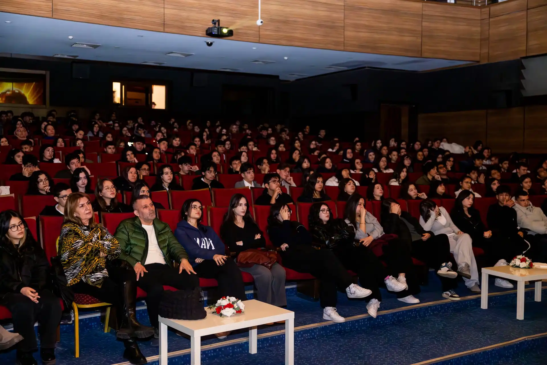 Ankara Gölbaşı’nda lise öğrencilerine yönelik düzenlenen farkındalık etkinliğinde sahnelenen “Pembe