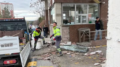 Etimesgut Eryaman’da Tartışmalı Kasis Kazalara Yol Açıyor: Site Girişine Kamyon Çarptı Ankara Etimesgut Eryaman’da ABB tarafından yapıldığı öne sürülen kasis nedeniyle