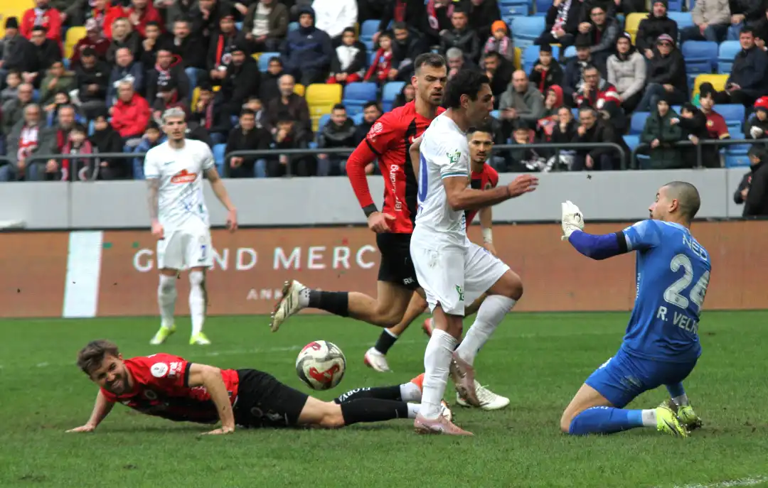 Trendyol Süper Lig’in 22. haftasında Gençlerbirliği, Eryaman Stadyumu’nda Çaykur Rizespor