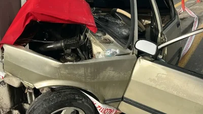 Ankara’nın Çankaya ilçesinde Celal Bayar Bulvarı üzerinde bariyerlere çarpan otomobilin