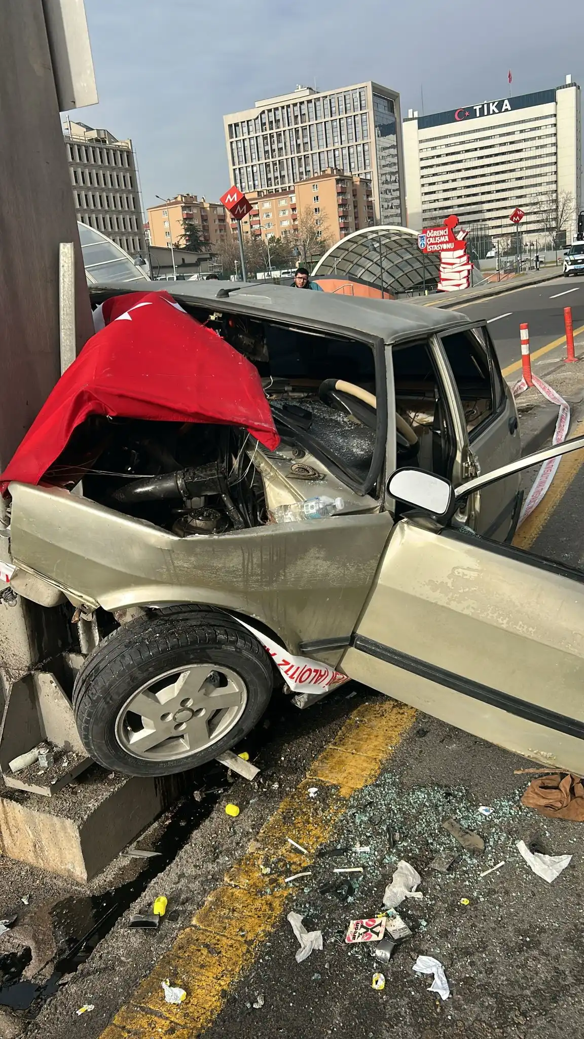 Ankara’nın Çankaya ilçesinde Celal Bayar Bulvarı üzerinde bariyerlere çarpan otomobilin