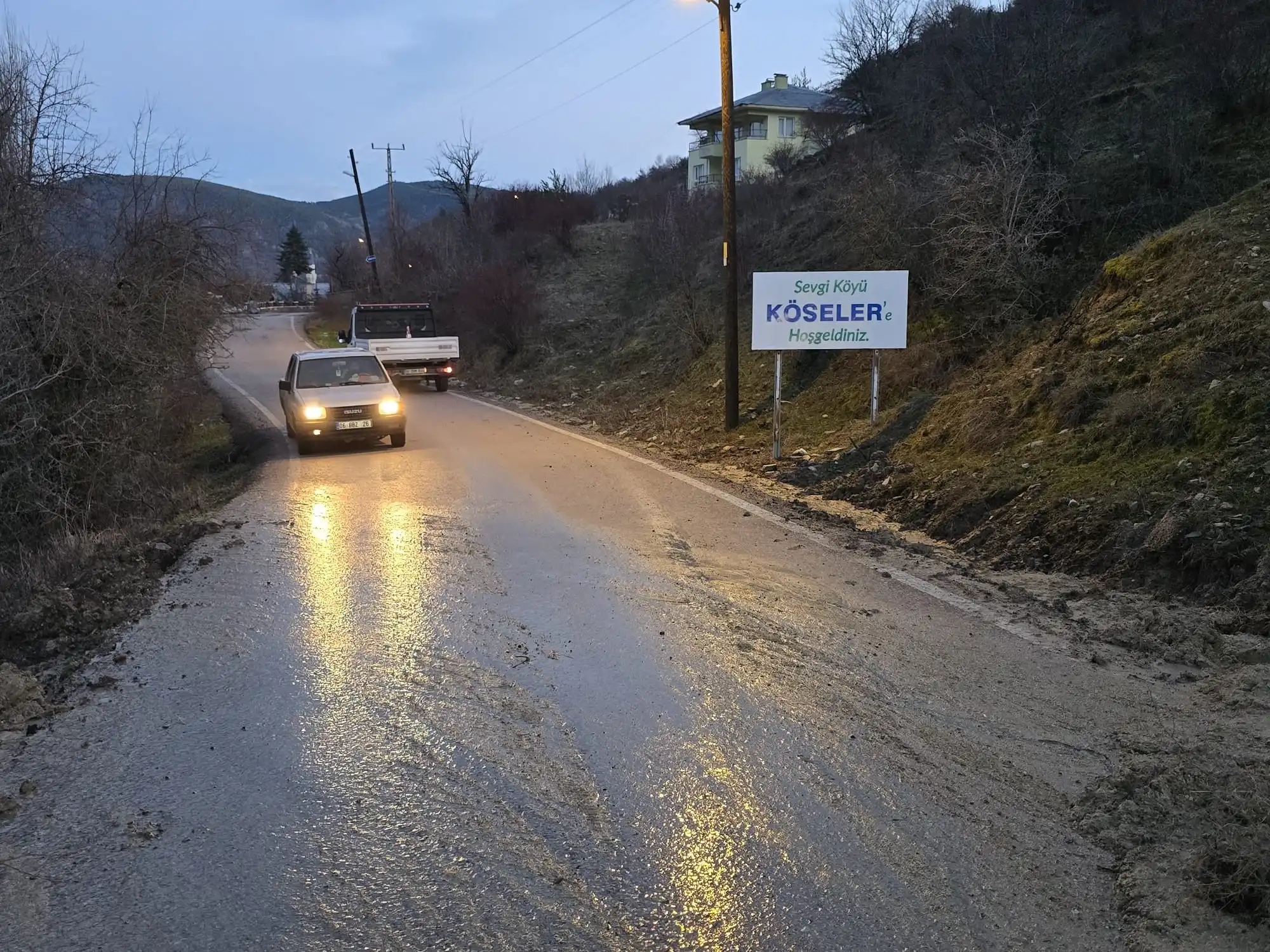 Ankara’nın Beypazarı ilçesinde şiddetli yağmur sonrası yola düşen kayalar nedeniyle