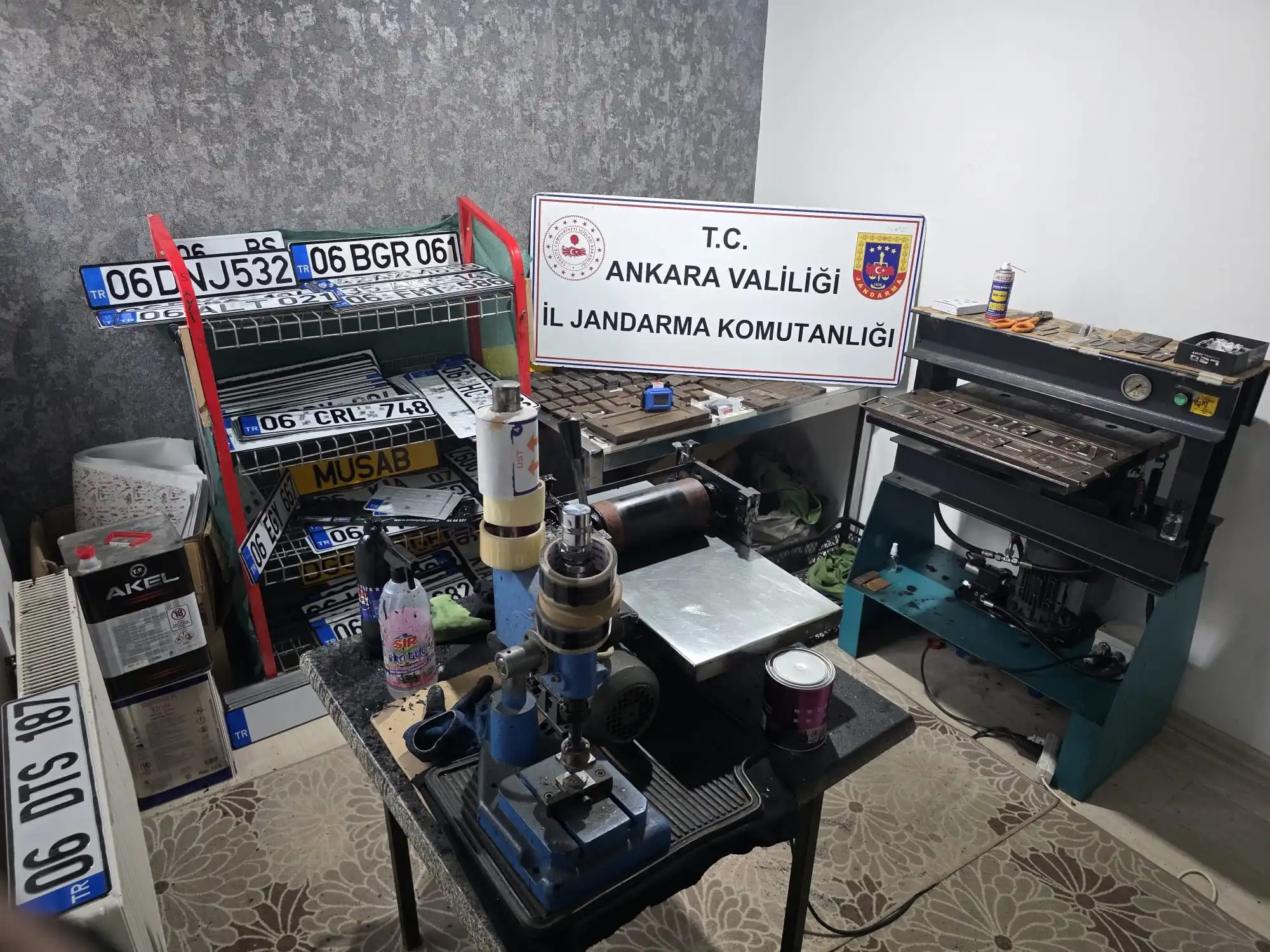 Ankara’nın Etimesgut ilçesinde sahte plaka basarak sattığı tespit edilen şüpheli