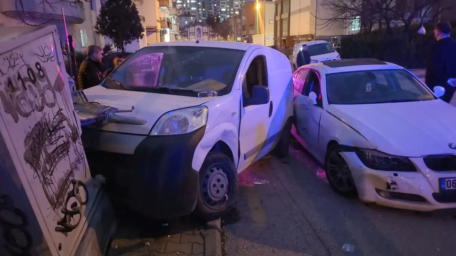Ankara’nın Mamak ilçesi Mutlu Mahallesi’nde hafif ticari araç ile otomobil