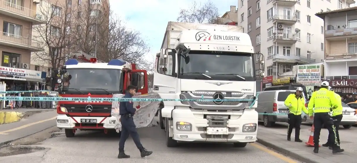 Ankara Çankaya’da Cebeci Tren İstasyonu önünde yolun karşısına geçmeye çalışan