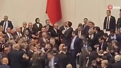 TBMM’de Bakanların Yemin Töreni Sırasında Gerginlik Yaşandı TBMM Genel Kurulu’nda yeni atanan Adalet Bakanı Akın Gürlek ile